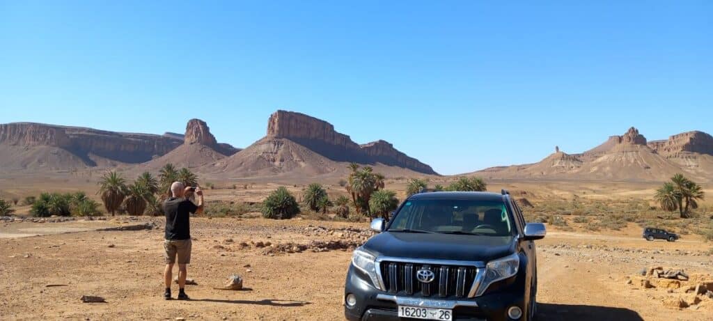 Pause photo dans le désert lors du lors du circuit en 4x4 dans le Grend sud marocain