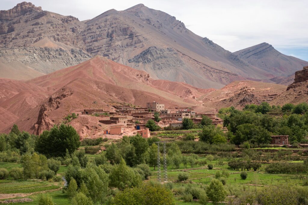 Un douar berbère à flanc de montagne dans les environs de Ouarzazate.